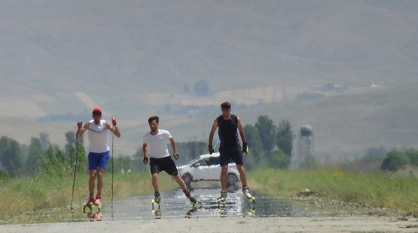 Kavurucu sıcakta tekerlekli kayak yarışması