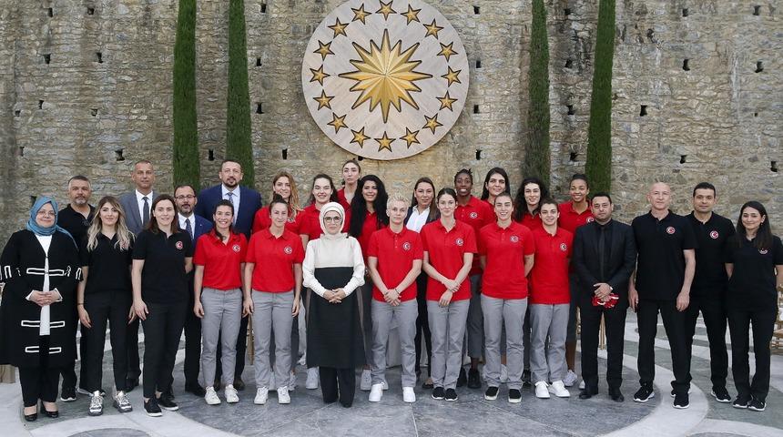 Emine Erdoğan, A Milli Kadın Basketbol Takımı ile buluştu