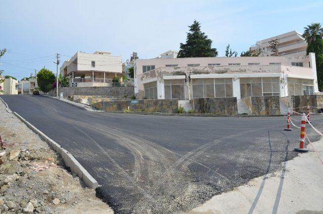 Kuşadası’nda yol yapım ve asfalt çalışmaları sürüyor