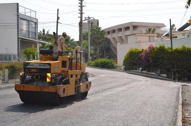 Kuşadası’nda yol yapım ve asfalt çalışmaları sürüyor