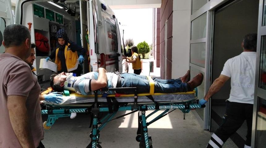 Hafif ticari ara&ccedil; kayaya &ccedil;arptı: 1 yaralı