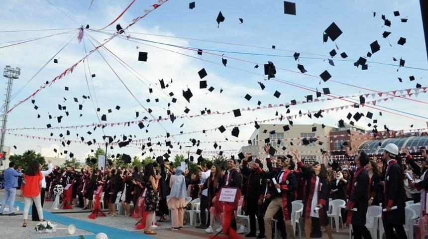 Gen&ccedil; m&uuml;hendislerin mezuniyet coşkusu