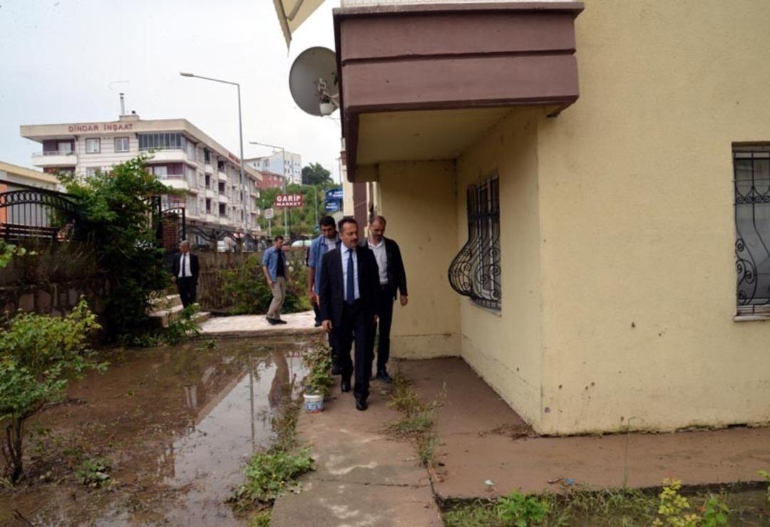 Vali Şent&uuml;rk, su baskını olan evlerde incelemede bulundu