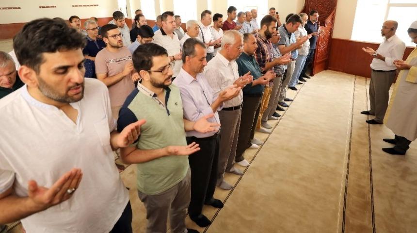 GA&Uuml;N&rsquo;de Mursi i&ccedil;in gıyabında cenaze namazı