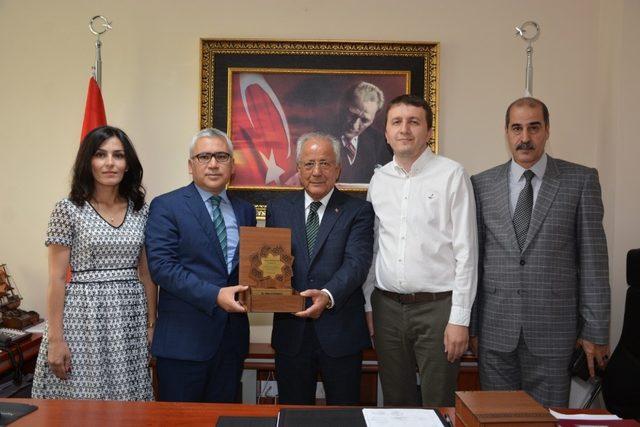 Hastaneye bağış yapan hayırseverlere plaket