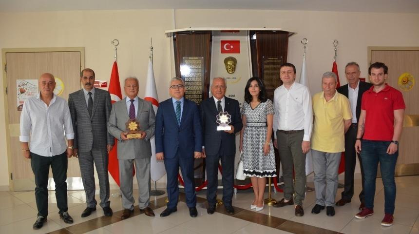 Hastaneye bağış yapan hayırseverlere plaket