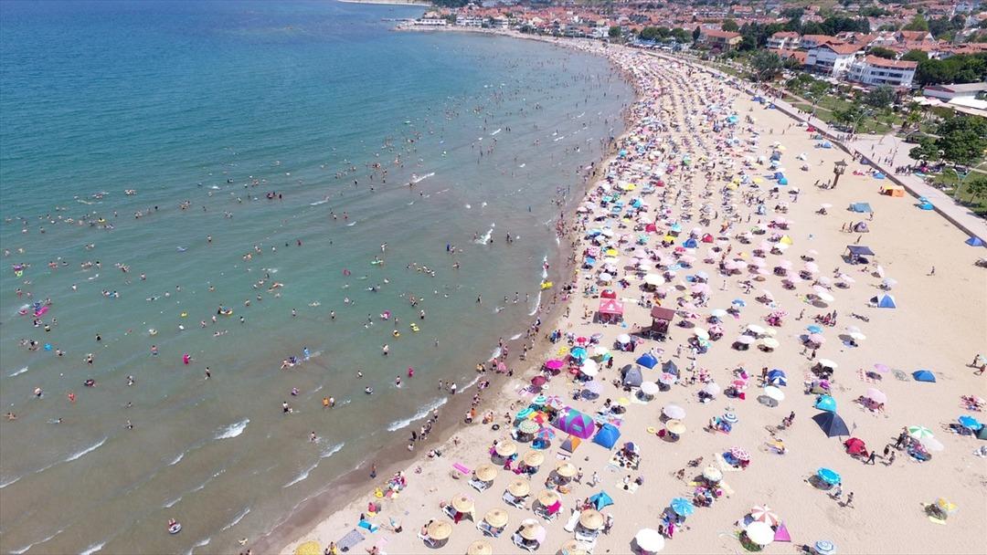 Sezonu erken a&ccedil;tılar, 68 kişiyi boğulmaktan kurtardılar