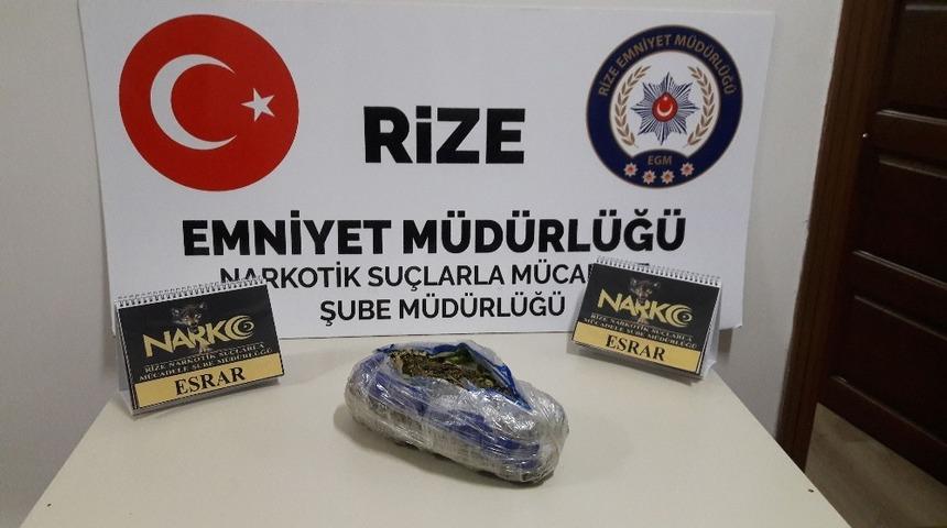 Rize&rsquo;deki asayiş uygulamasında 1 kilo 300 gram esrar maddesi ele ge&ccedil;irildi