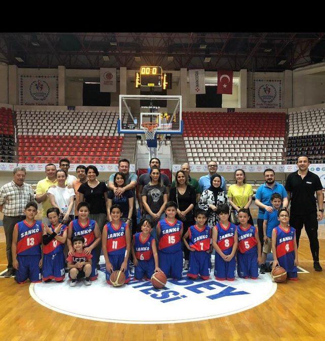 SANKO Okulları basketbol takımı il birincisi oldu 2