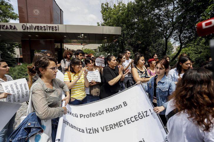 Tecavüzle suçlanan profesörün tahliyesine öğrencilerden tepki