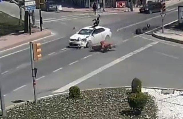 Motosiklet sürücüsünün fırladığı kaza anı kamerada
