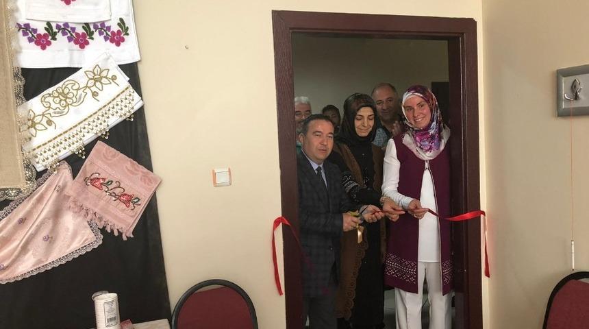 Engelli annelerinden el sanatları sergisi