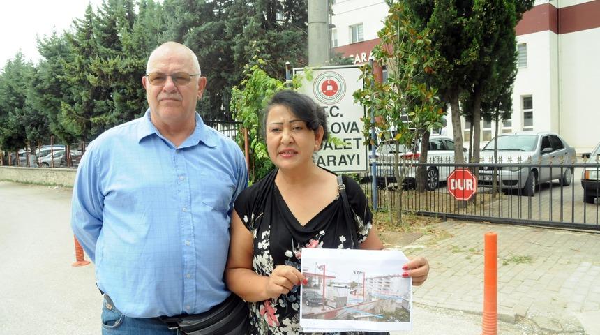 Yolda bulup jandarmaya teslim ettikleri &ccedil;anta, hayatlarını kararttı