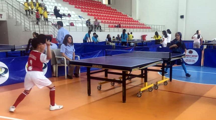 Minikler masa tenisinde yarıştı