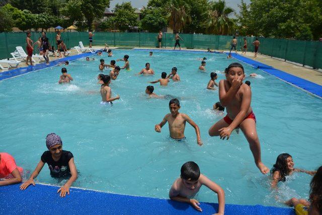 Başkan havuzu çocuklara ücretsiz yaptı