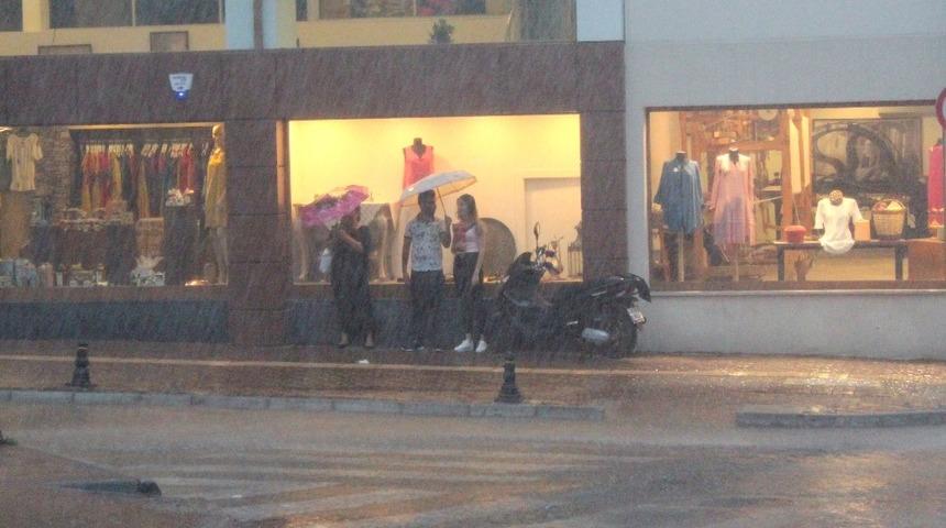 Aniden bastıran sağanak yağış yaşamı olumsuz etkiledi