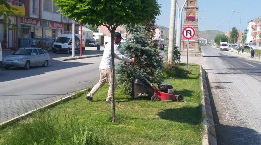 &Ccedil;aldıran Belediyesinden park ve bah&ccedil;e bakımı