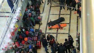 İş merkezinde dengesini kaybeden yaşlı adam 20 metre çakıldı