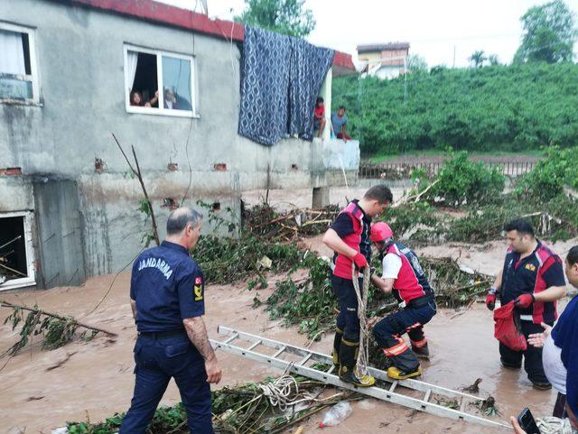 Zonguldak’ta dere taştı; evlerde mahsur kalanlar kurtarıldı