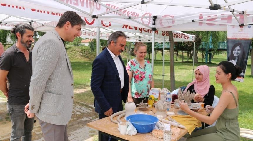 Rekt&ouml;r Bağlı seramik sanat&ccedil;ıları ve ustalarıyla bir araya geldi