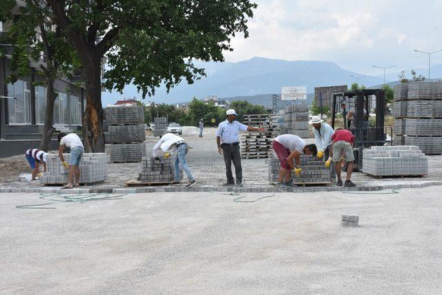 Edremit Belediyesi parke taşı döşeme çalışmalarını sürdürüyor