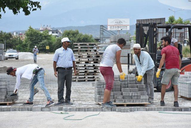 Edremit Belediyesi parke taşı döşeme çalışmalarını sürdürüyor