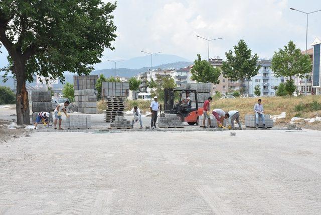 Edremit Belediyesi parke taşı döşeme çalışmalarını sürdürüyor