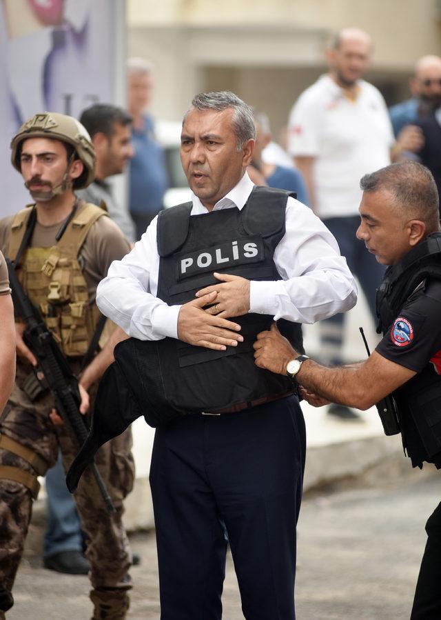 Kovulan işçi, ustabaşını bıçakladı, tüfeği çenesine dayayıp polise direndi