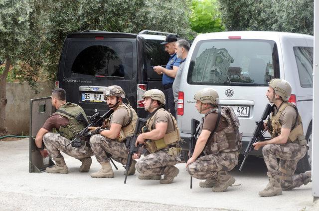 Kovulan işçi, ustabaşını bıçakladı, tüfeği çenesine dayayıp polise direndi