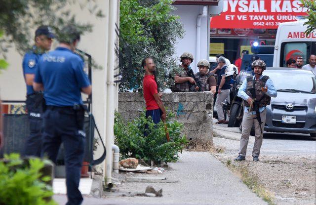 Kovulan işçi, ustabaşını bıçakladı, tüfeği çenesine dayayıp polise direndi