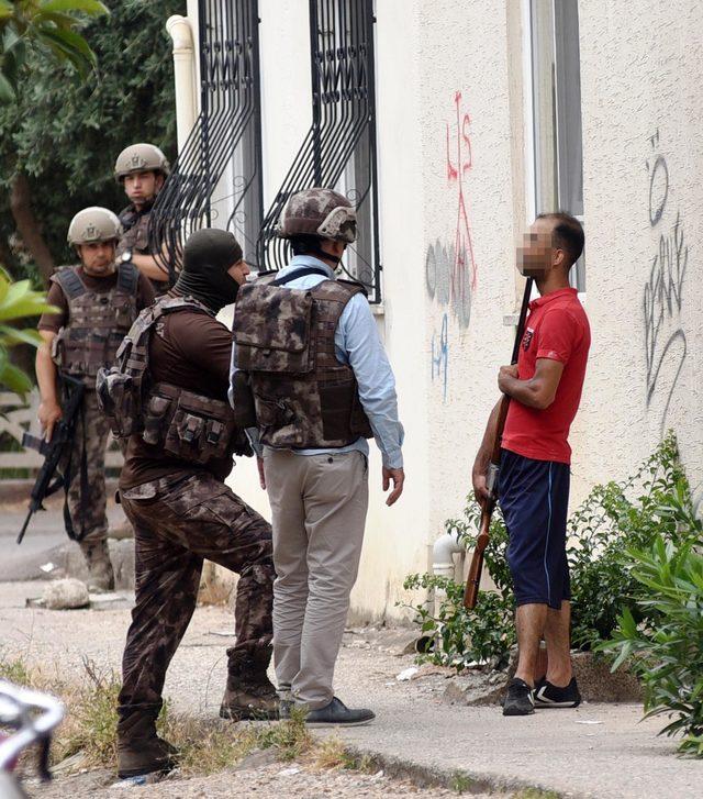 Kovulan işçi, ustabaşını bıçakladı, tüfeği çenesine dayayıp polise direndi