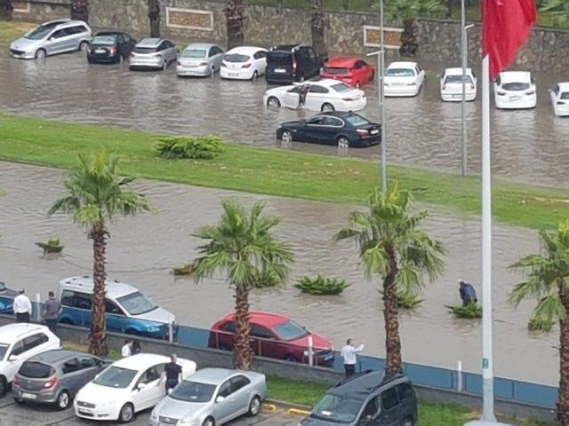 Bursa’da sağanak yağmur caddeleri göle çevirdi