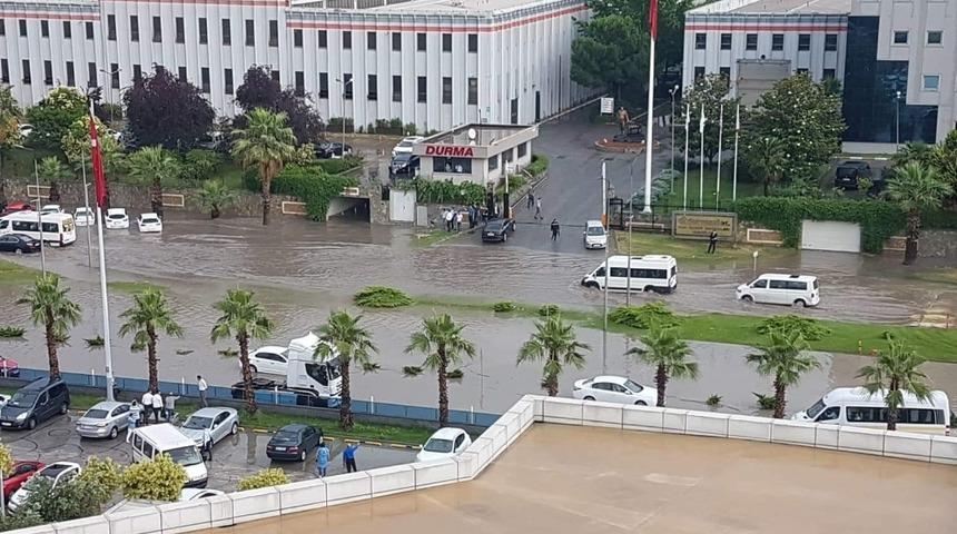 Bursa&rsquo;da sağanak yağmur caddeleri g&ouml;le &ccedil;evirdi