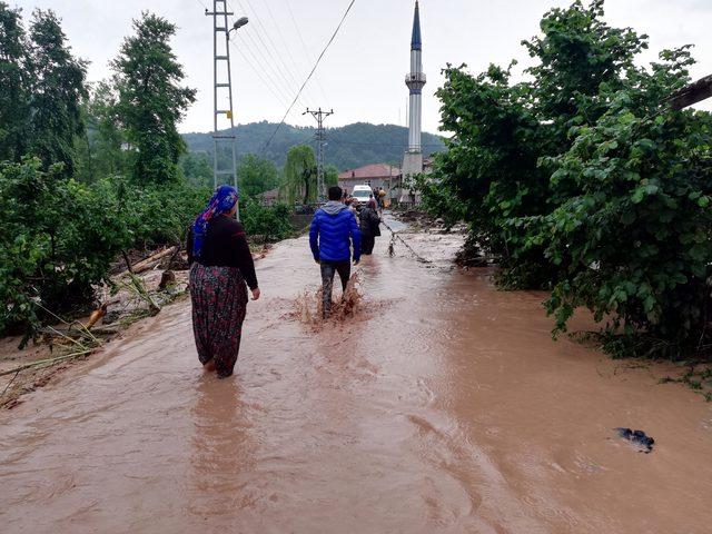 Zonguldak’ta dere taştı; evlerde mahsur kalanlar kurtarıldı (2)