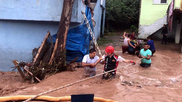 Zonguldak’ta dere taştı; evlerde mahsur kalanlar kurtarıldı (2)