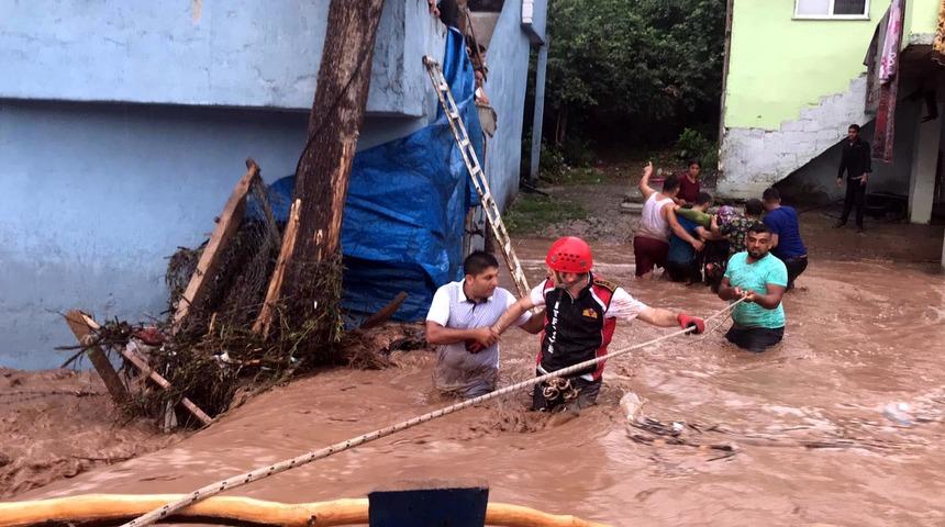 Zonguldak’ta dere taştı; evlerde mahsur kalanlar kurtarıldı (2)