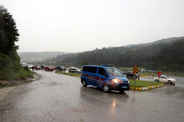 Bolu'da sel, D-100'ün Ankara yönü trafiğe kapandı (2)