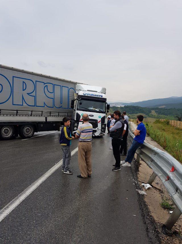 TIR kaza yaptı, Bursa - İstanbul karayolu trafiğe kapandı