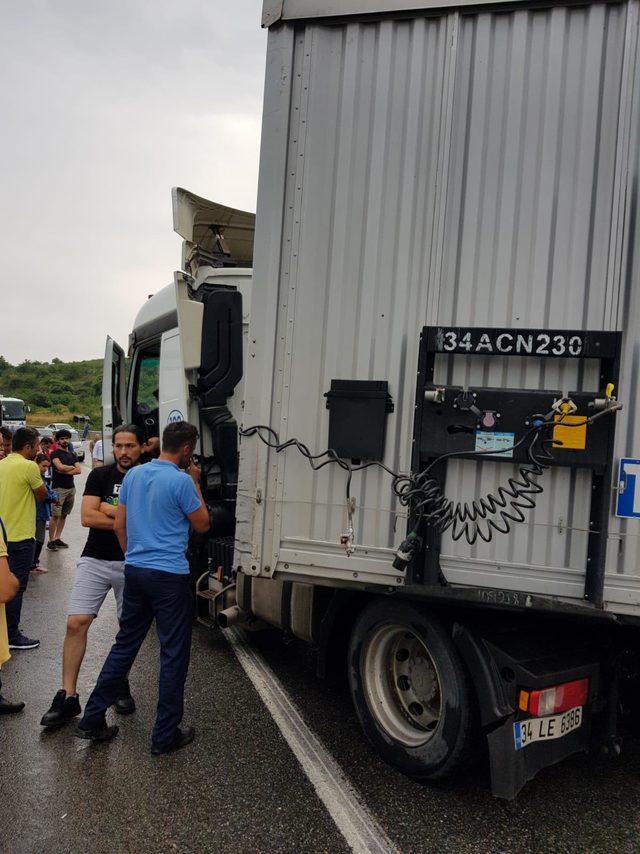 TIR kaza yaptı, Bursa - İstanbul karayolu trafiğe kapandı