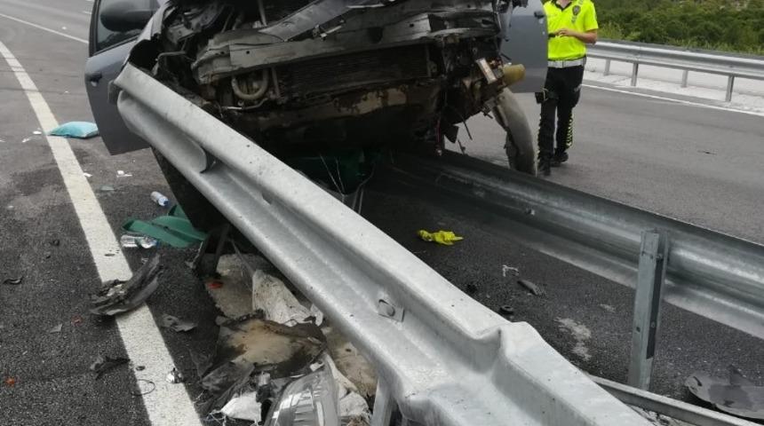 Otomobil bariyere &ccedil;arptı: 3 yaralı