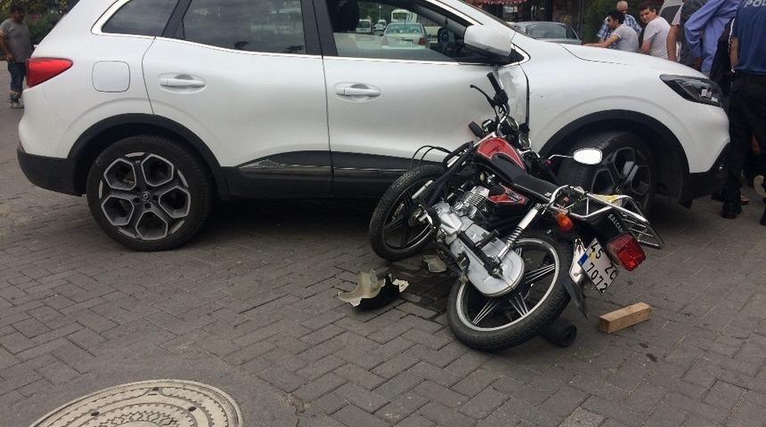 Turgutlu&rsquo;da motosiklet ile otomobil &ccedil;arpıştı: 1 yaralı