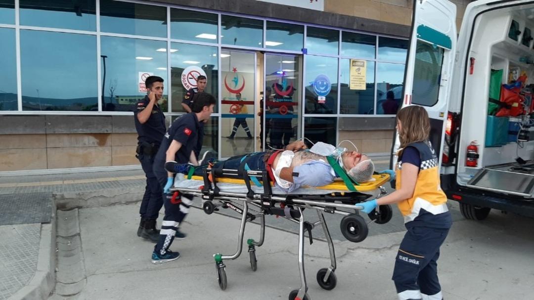 Yolcu minib&uuml;s&uuml; ile jeep &ccedil;arpıştı:1&rsquo;i ağır 13 yaralı