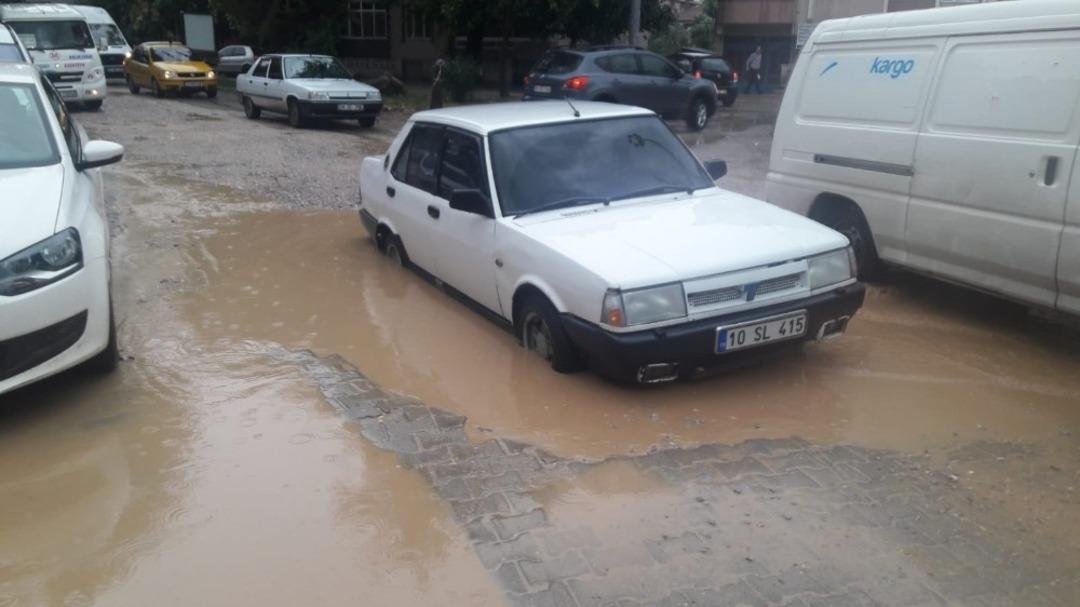 Susurluk&rsquo;ta sağanak yağış hayatı fel&ccedil; etti