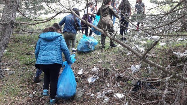 Büyükler kirletti, çocuklar temizledi