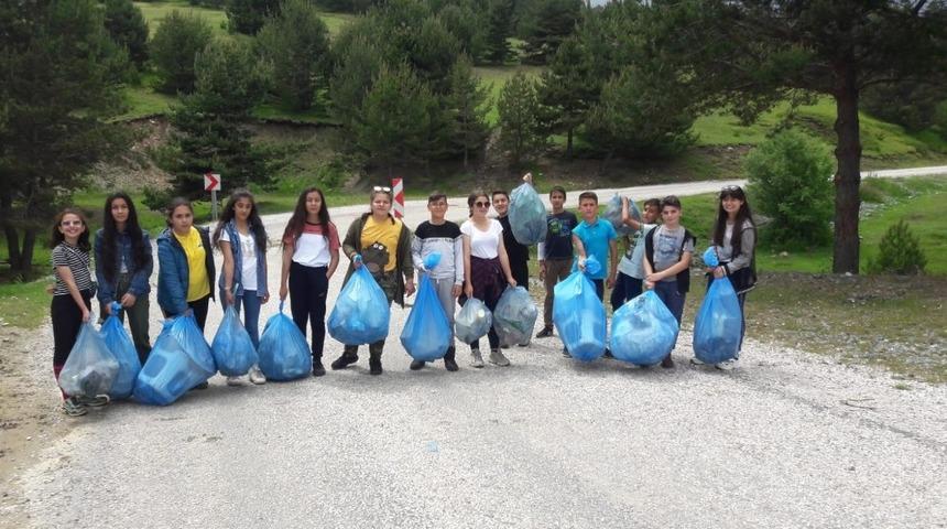 B&uuml;y&uuml;kler kirletti, &ccedil;ocuklar temizledi