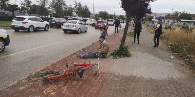 Ehliyet sürücünün bisikletliye çarptığı kazada araç motor yola savruldu: 5 yaralı 1
