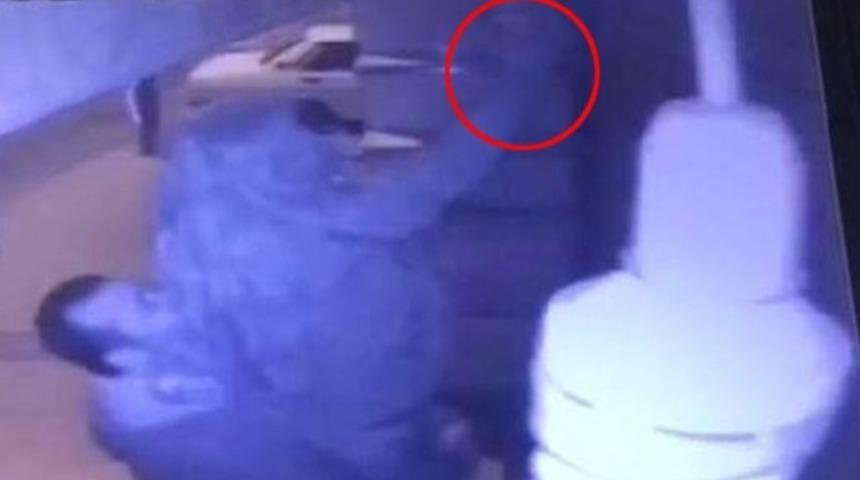 Bir garip hırsızlık! G&ouml;r&uuml;nt&uuml;leri izleyen b&uuml;feci bile şaşırdı