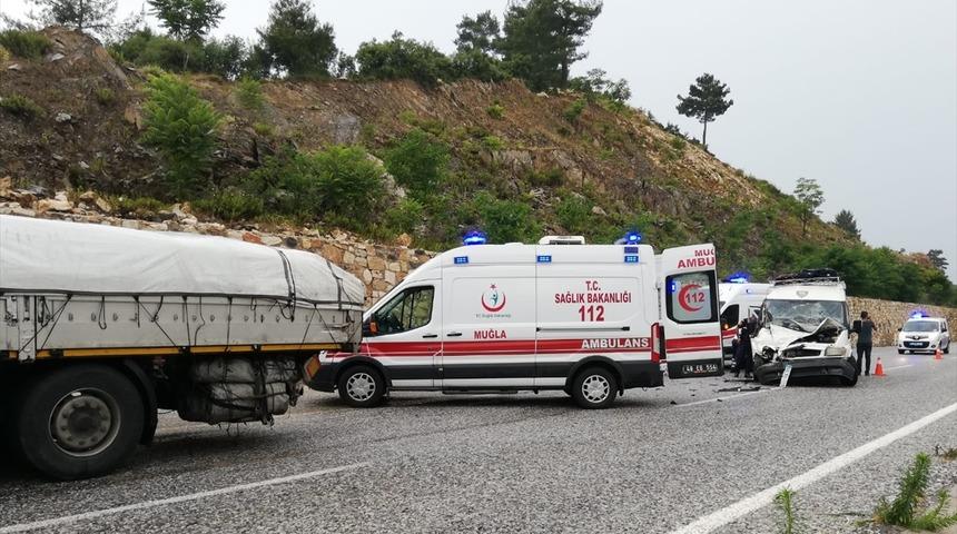 Muğla'da minibüs ile TIR çarpıştı: 14 yaralı
