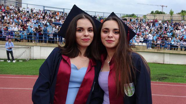 Karabük Üniversitesi'nin ikiz hemşireleri mezun oldu
