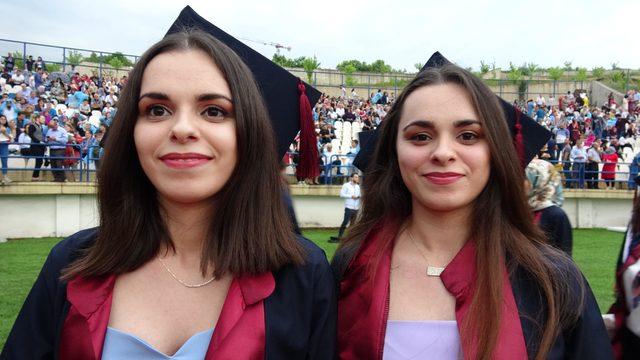 Karabük Üniversitesi'nin ikiz hemşireleri mezun oldu